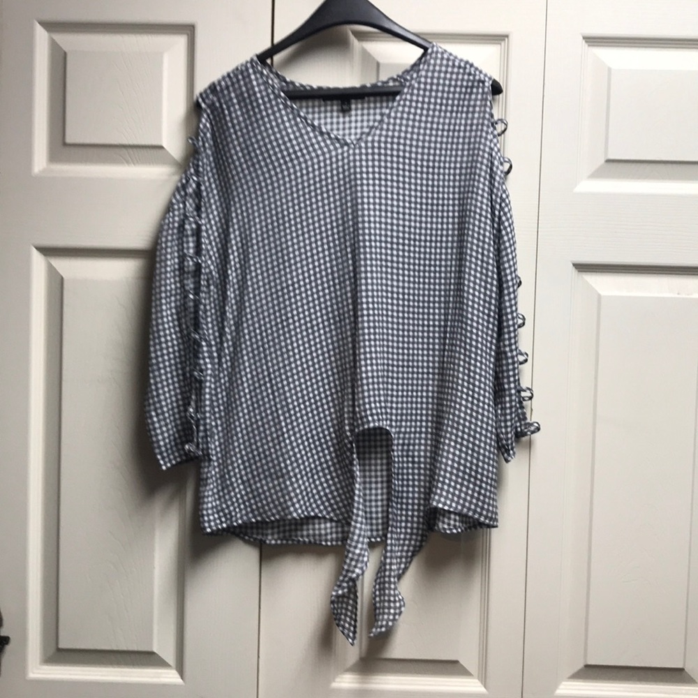Women’s casual top with open sleeves